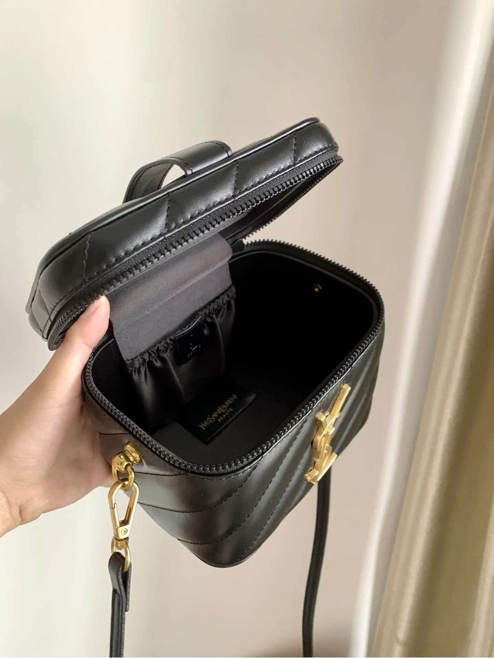 💕YSL Black Beauty Leather Makeup Box with 2 Chains - Picture 3 of 5